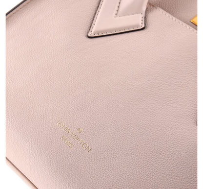 Louis Vuitton
On My Side Tote Mahina Leather MM