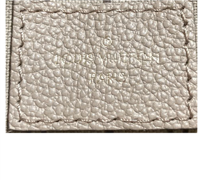 Louis Vuitton
Pochette Metis Monogram Empreinte Leather