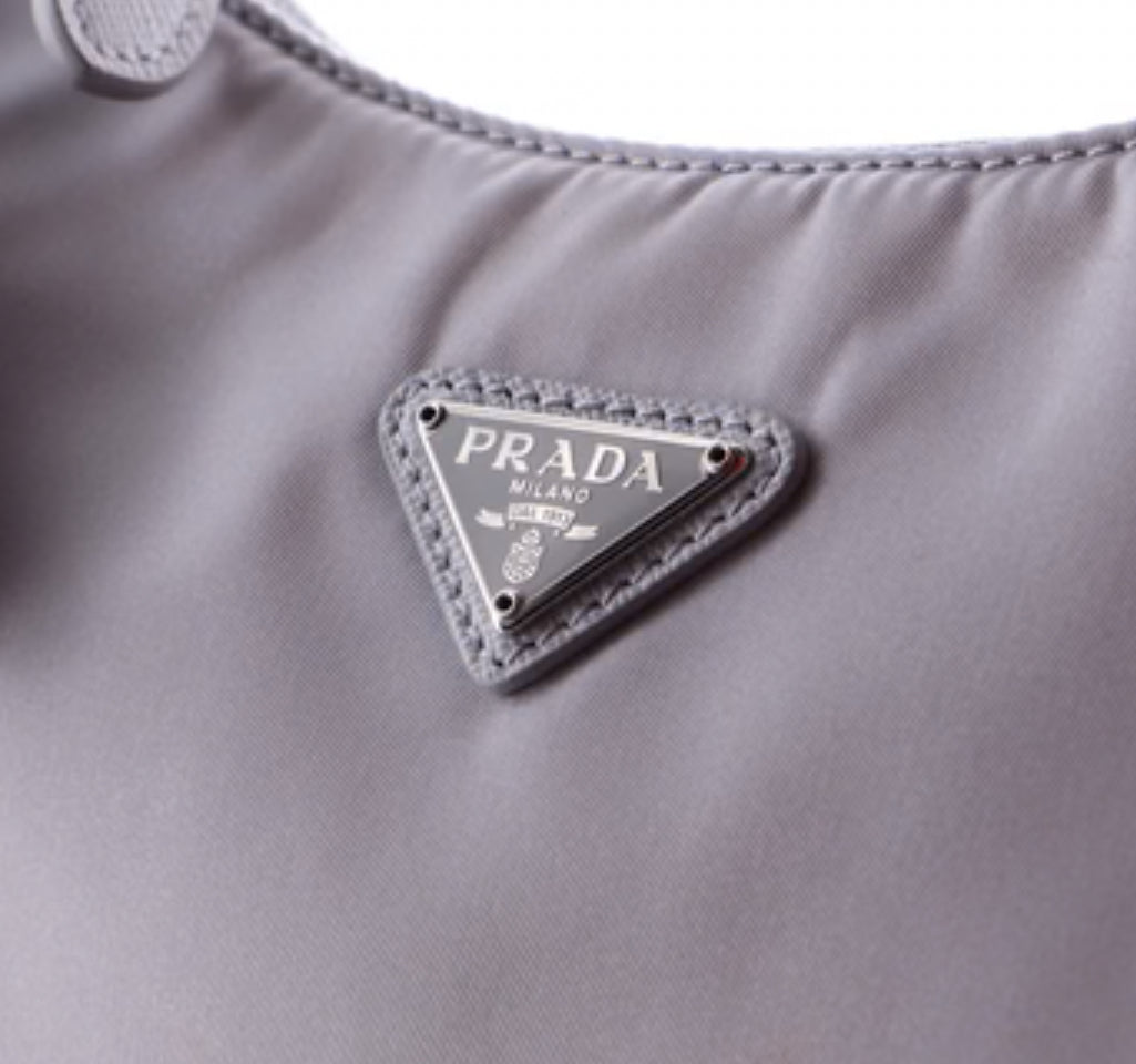 Prada
Re-Edition 2000 Hobo Tessuto Mini