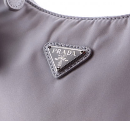 Prada
Re-Edition 2000 Hobo Tessuto Mini